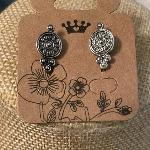 Dainty flower patterned silver earrings - Picture 2 of 4
